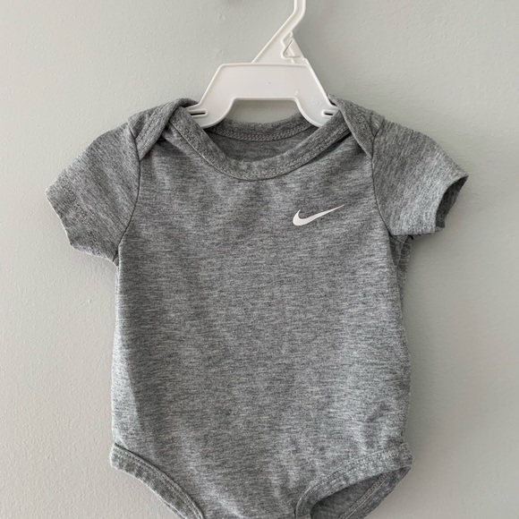 #6 Set of 3 Nike bodysuits. - Picture 4 of 7